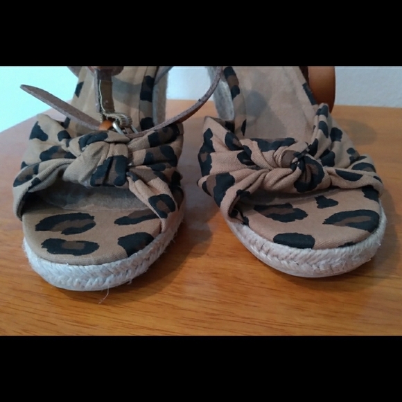 Old Navy leopard print wedge sandals w ankle strap - Picture 3 of 9